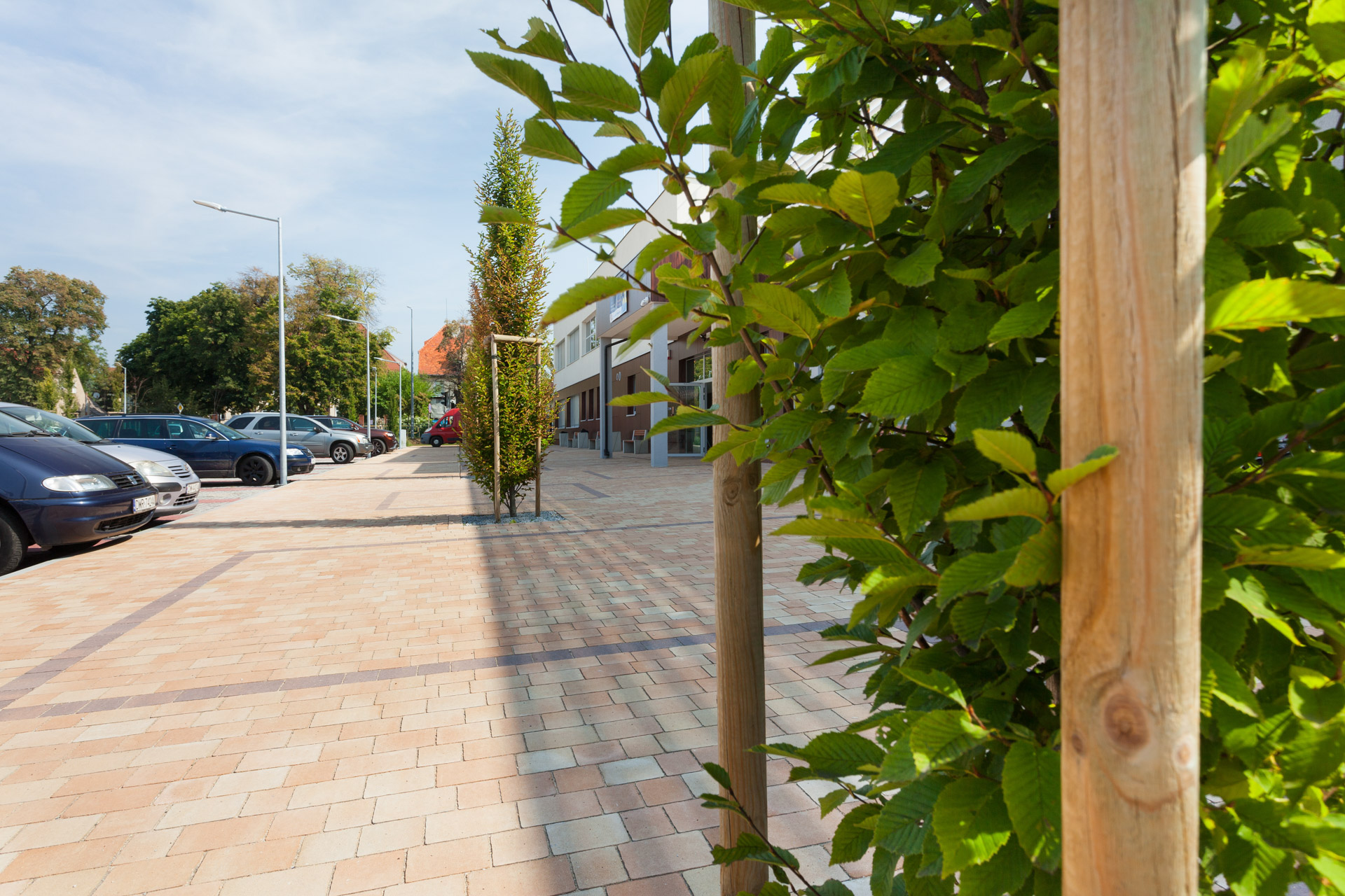 Parking z kostki brukowej przed szkołą podstawową w Kątach Wrocławskich